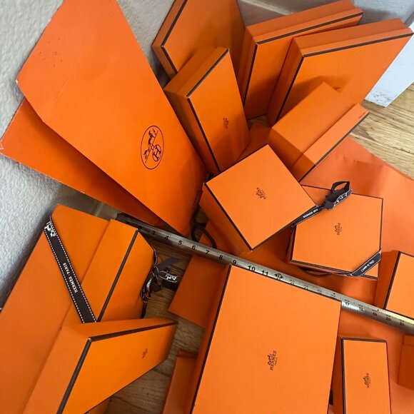 Collection of Hermes original boxes, ties, bracelet, scarves, gloves, etc. - Picture 6 of 6